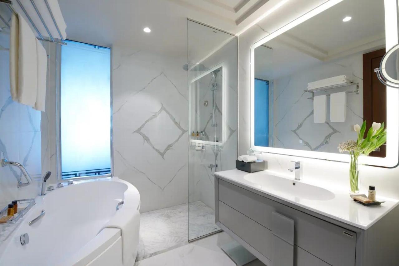 Wyndham Grand Doha West Bay Beach Kültér fotó Bathroom