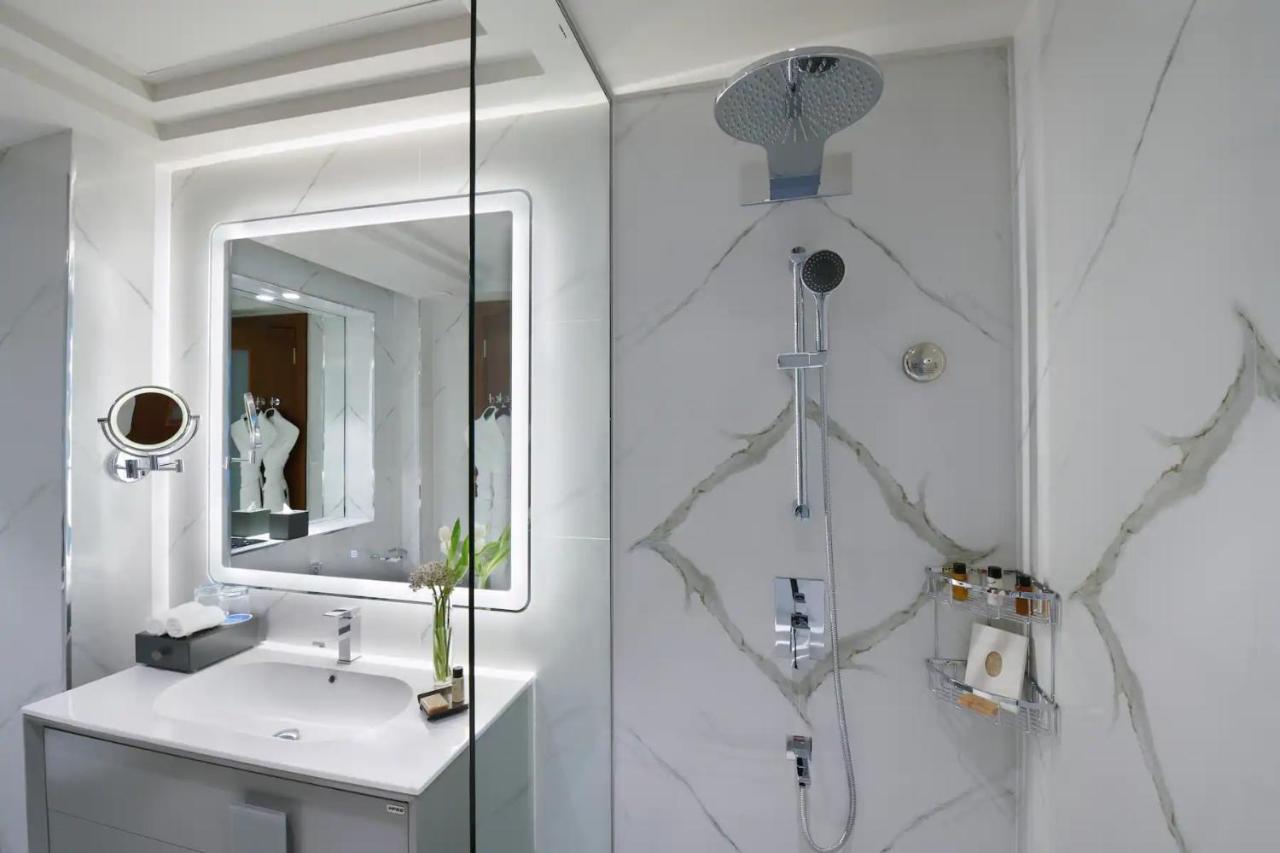 Wyndham Grand Doha West Bay Beach Kültér fotó Bathroom