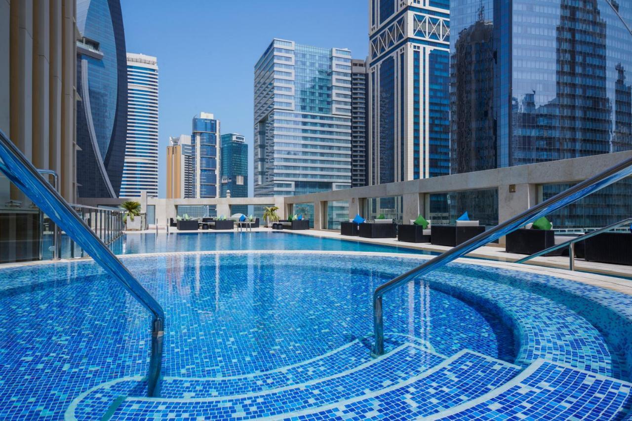 Wyndham Grand Doha West Bay Beach Kültér fotó The swimming pool at the hotel