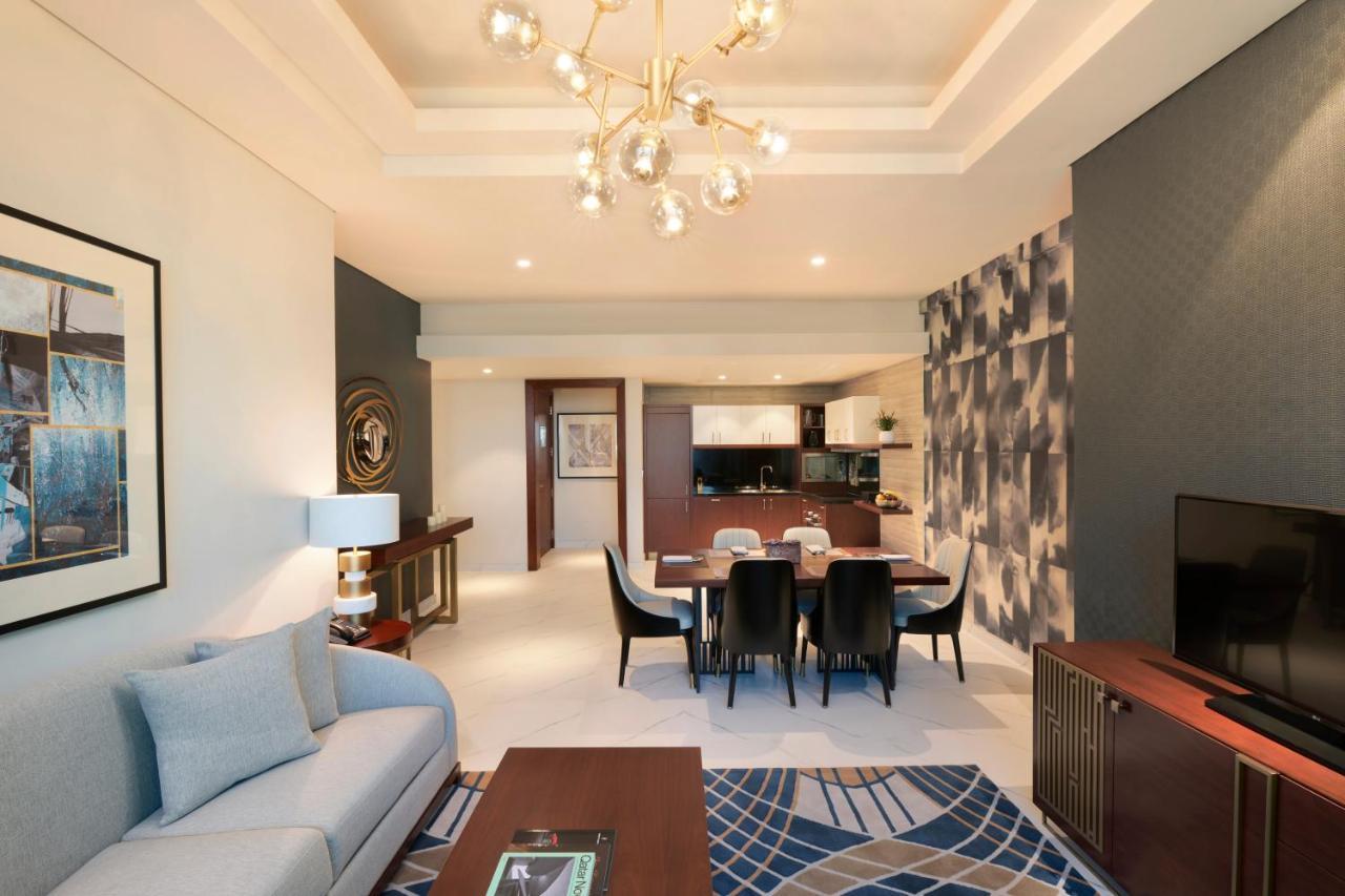 Wyndham Grand Doha West Bay Beach Kültér fotó A living room at the hotel