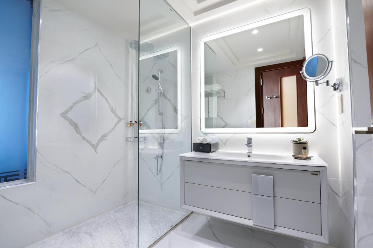 Wyndham Grand Doha West Bay Beach Kültér fotó Bathroom