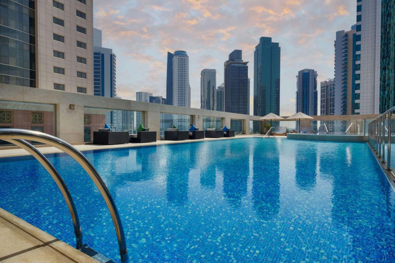 Wyndham Grand Doha West Bay Beach Kültér fotó The swimming pool at the hotel