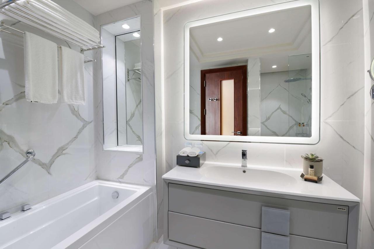 Wyndham Grand Doha West Bay Beach Kültér fotó Bathroom