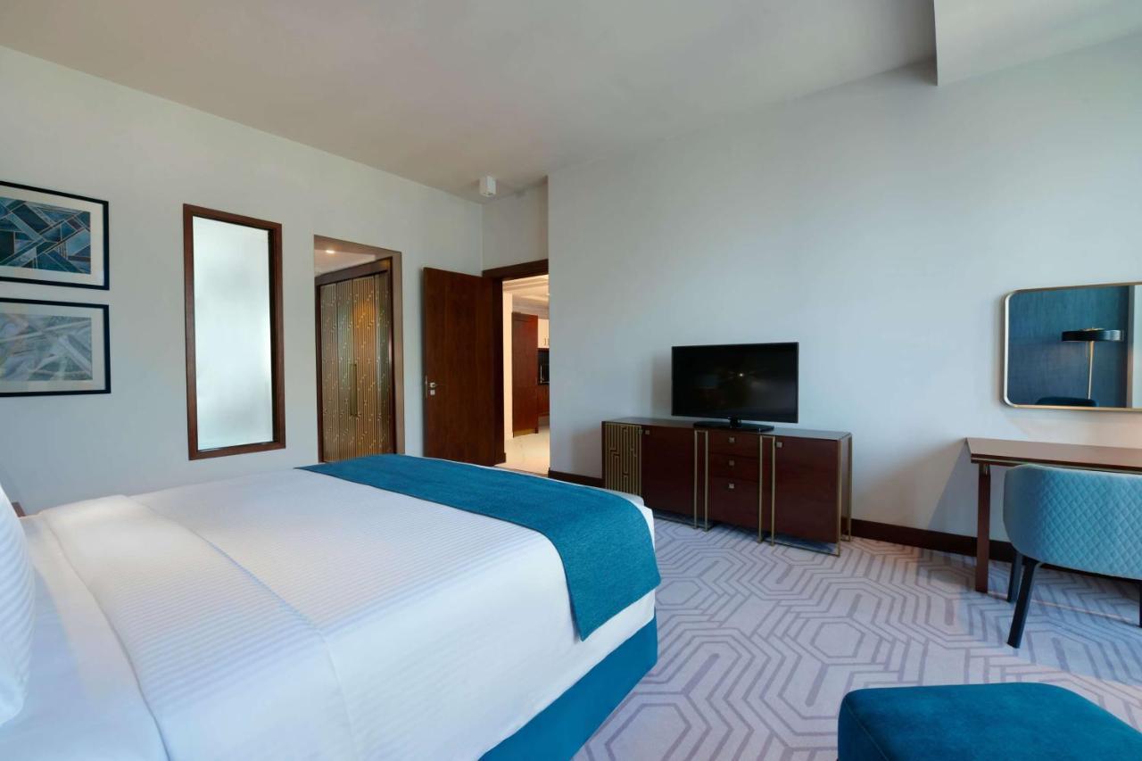 Wyndham Grand Doha West Bay Beach Kültér fotó A bedroom at the hotel