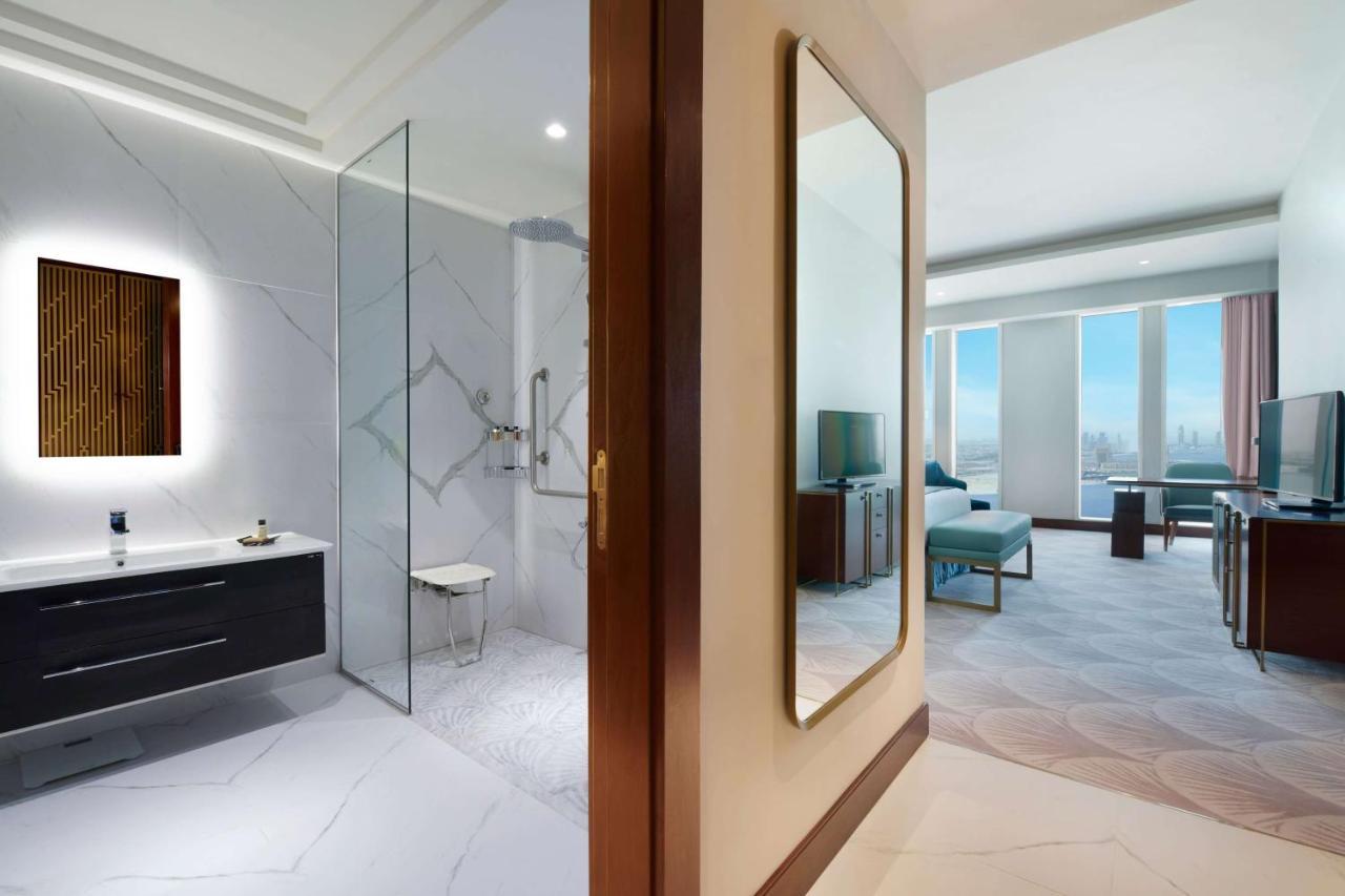 Wyndham Grand Doha West Bay Beach Kültér fotó A guest room at the hotel
