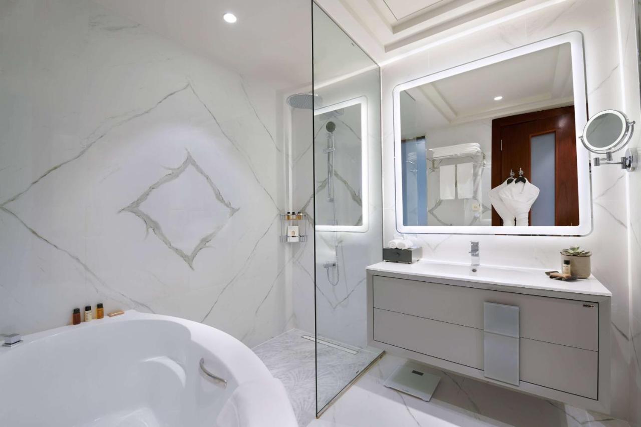 Wyndham Grand Doha West Bay Beach Kültér fotó Bathroom