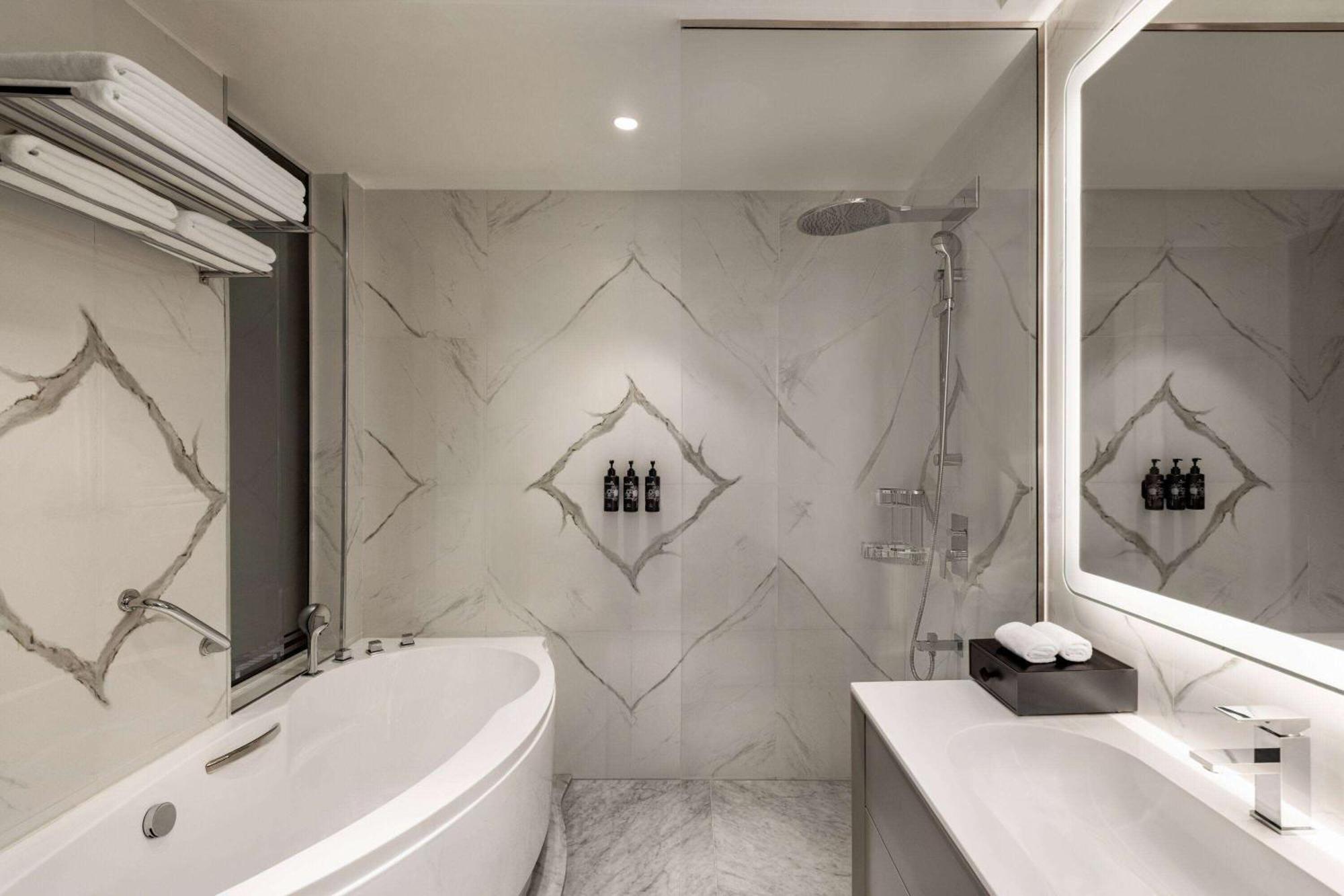 Wyndham Grand Doha West Bay Beach Kültér fotó Bathroom