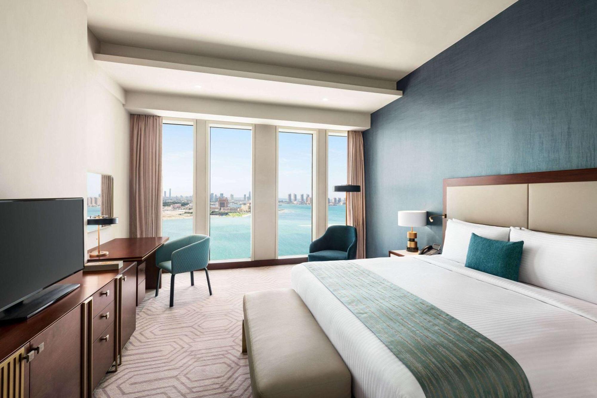Wyndham Grand Doha West Bay Beach Kültér fotó A guest room at the hotel