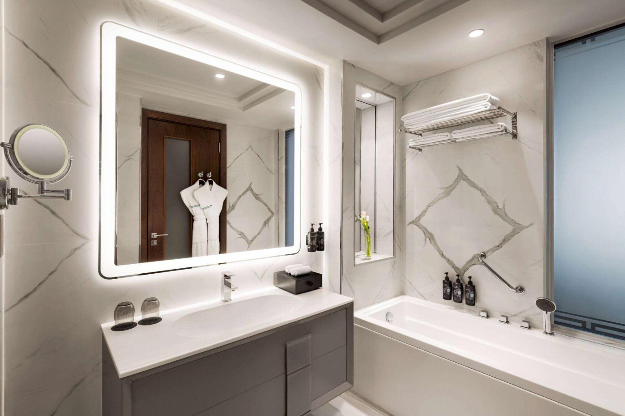 Wyndham Grand Doha West Bay Beach Kültér fotó Bathroom