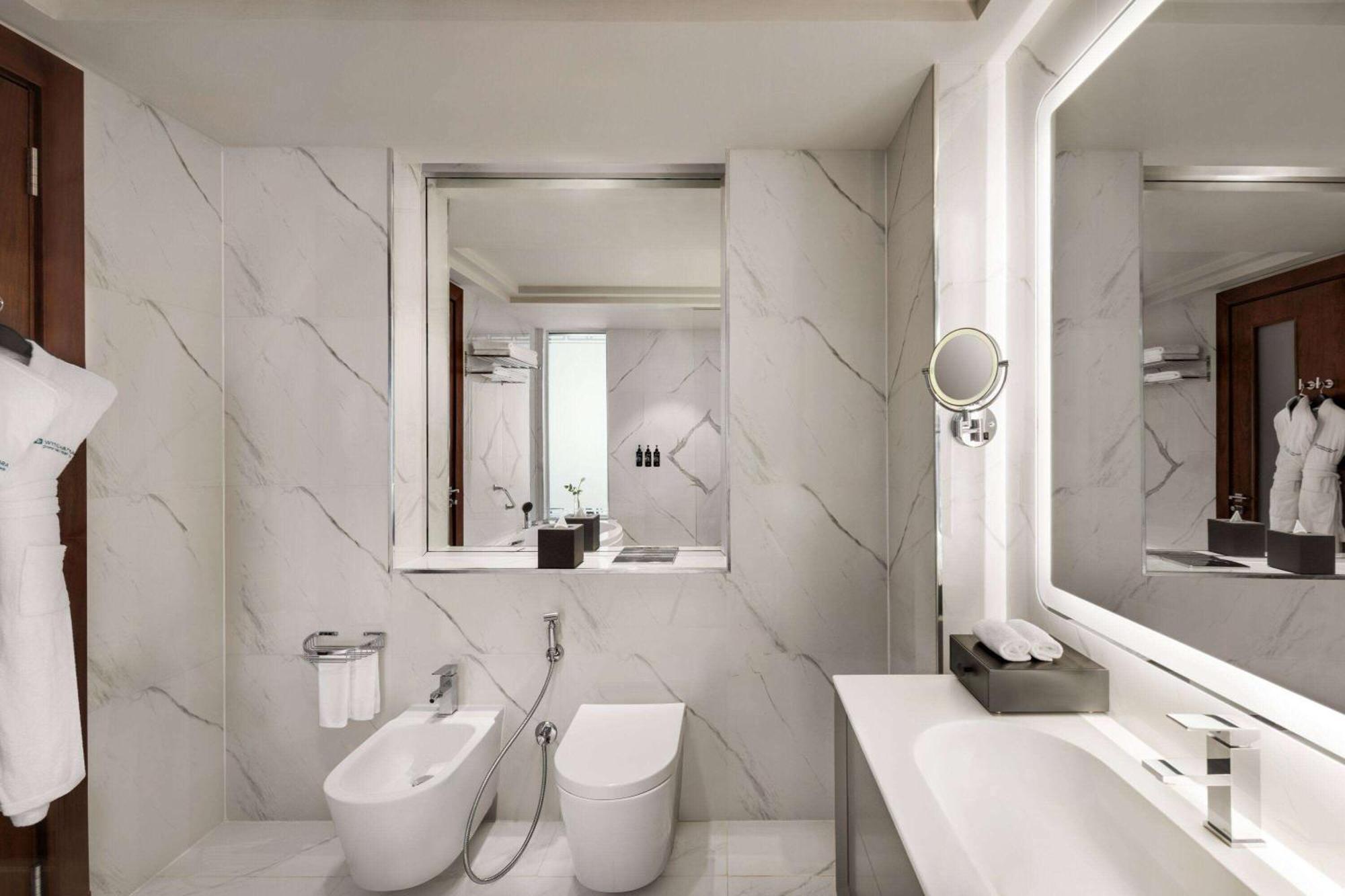 Wyndham Grand Doha West Bay Beach Kültér fotó Bathroom