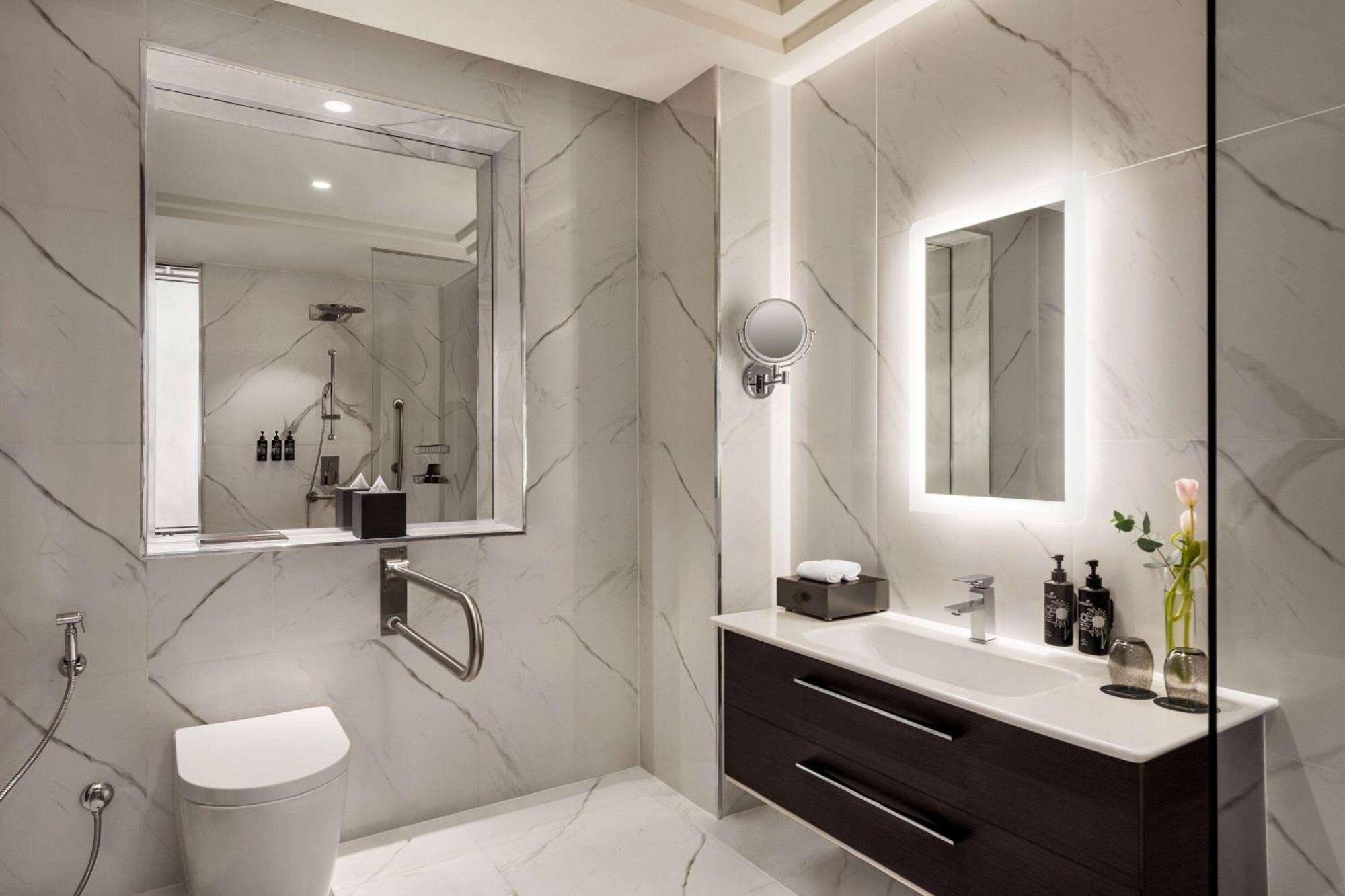 Wyndham Grand Doha West Bay Beach Kültér fotó Bathroom